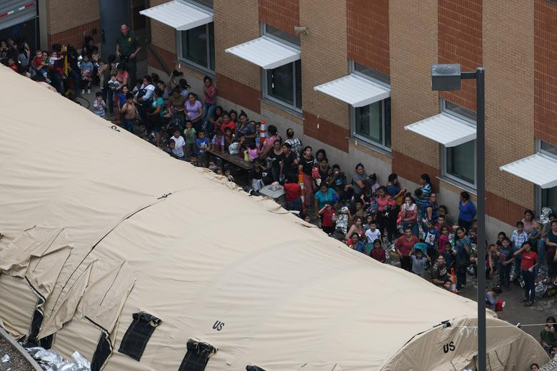 Nhiều người phải ngủ trên nền đất và đắp chăn để tránh ánh nắng mặt trời.