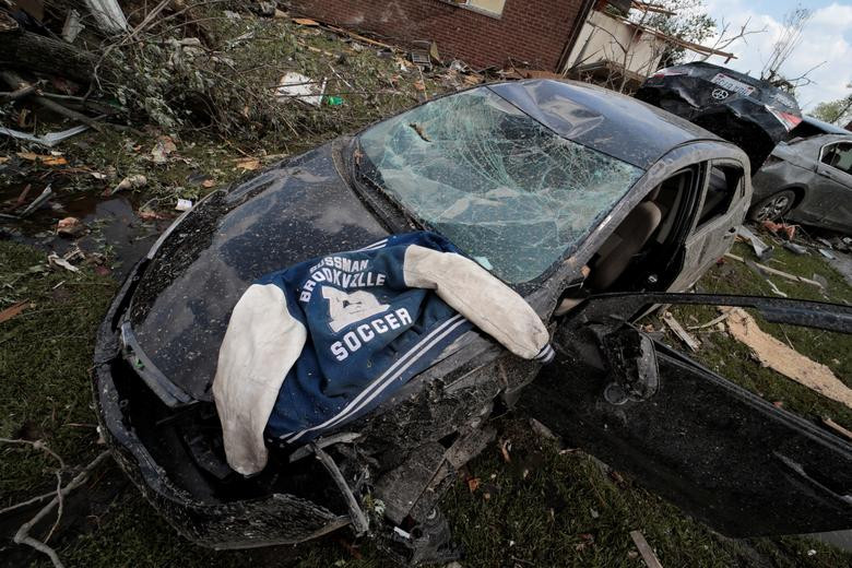 Chiếc ô tô gần như bị hư hại hoàn toàn ở Brookville, bang Ohio. Ảnh: Reuters.