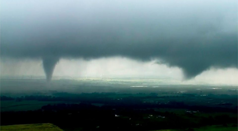 Cuối tuần trước, ít nhất 2 người thiệt mạng và hàng chục người khác phải nhập viện tại bang Oklahoma khi một trận lốc xoáy tràn vào thành phố El Reno. Ảnh: AP.