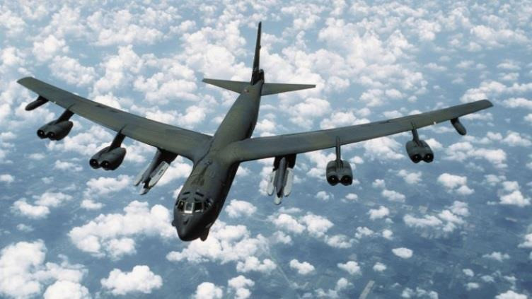 Bên cạnh tên lửa Tomahawk, máy bay ném bom chiến lược B-52 có thể được sử dụng trong tấn công. Các máy bay B-52 ngày nay đã được nâng cấp để mang tên lửa hành trình tấn công mặt đất tầm xa, như đạn tấn công ngoài tầm phòng không điểm AGM-154 JSOW và AGM-158 JASSM.