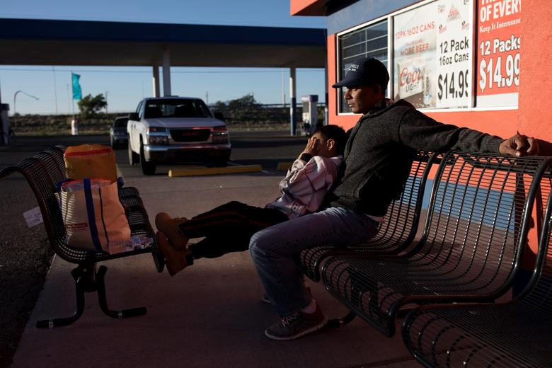 Anh Jhonne Padres và con trai Angel Padres là những người nhập cư đến từ El Salvador - một trong những quốc gia nguy hiểm nhất thế giới. Họ quyết định vượt biên với mong muốn sẽ có một cuộc sống tốt đẹp hơn ở Mỹ.