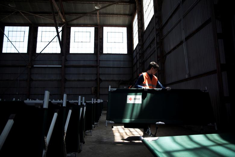 Tình nguyện viên Aaron Prado sắp xếp những chiếc giường trong "trại tị nạn" ở Deming.