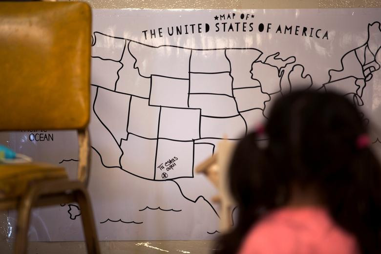 Tấm bản đồ chỉ vị trí của một "trại tị nạn" cho di dân ở Deming được treo trên tường.