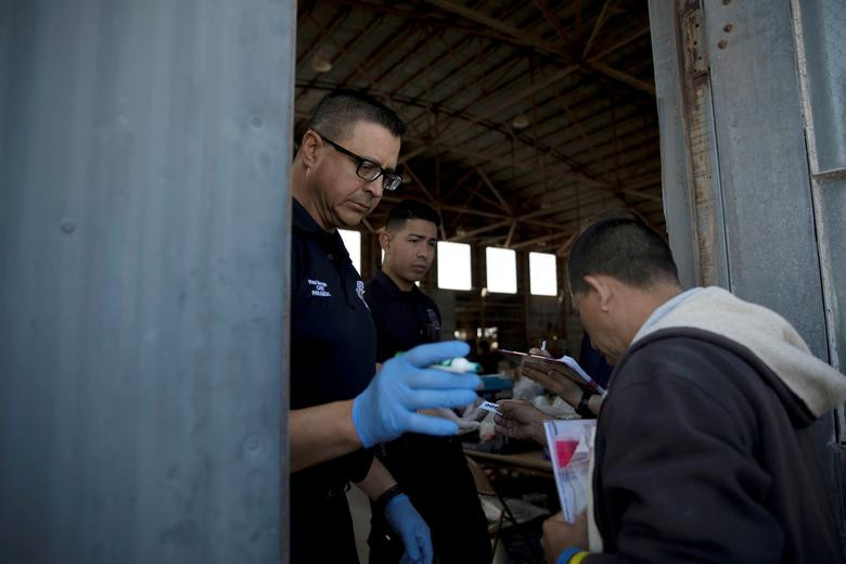 Gần đây, họ bắt đầu chuyển một số người dân di cư này sang "ngôi nhà mới" trong khu công nghiệp gần đó.