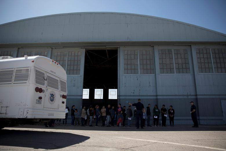 Theo hãng thông tấn Reuters, để đối phó với tình trạng quá tải, lực lượng tuần tra biên giới Mỹ đã "phóng thích" nhiều người nhập cư trái phép bị bắt giữ trước đó và đưa họ tới các trung tâm tiếp nhận tạm thời ở thành phố Deming, bang New Mexico. (Nguồn ảnh: Reuters)