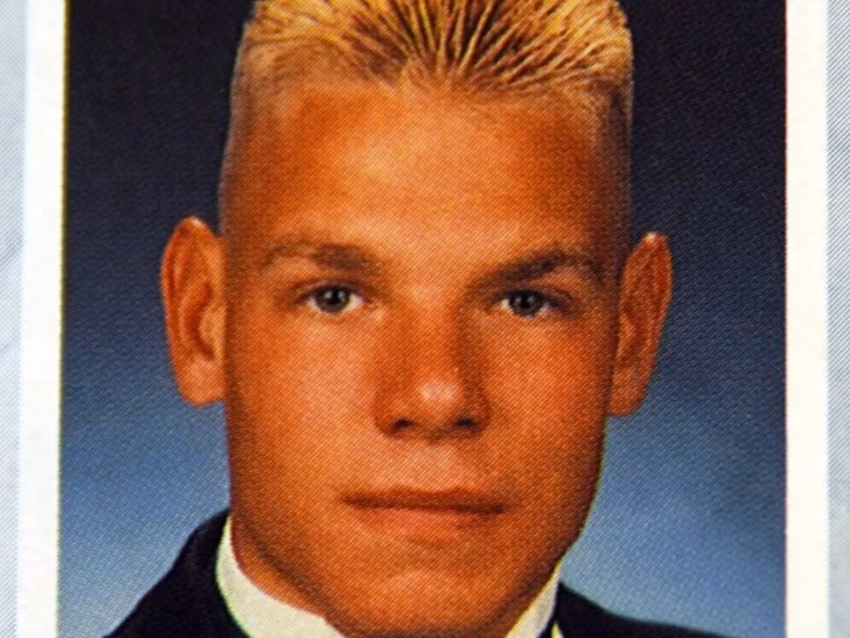 Bức ảnh thời học sinh trung học của Hạ nghị sĩ Eric Swalwell. Ông theo học tại trường cấp ba Dublin ở bang California.