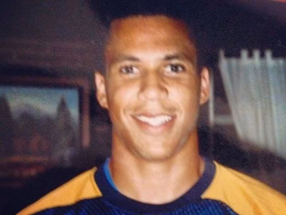 Thượng nghị sĩ Cory Booker từng là một ngôi sao bóng đá hồi học ở trường trung học Northern Valley Regional, Old Tappan, bang New Jersey.