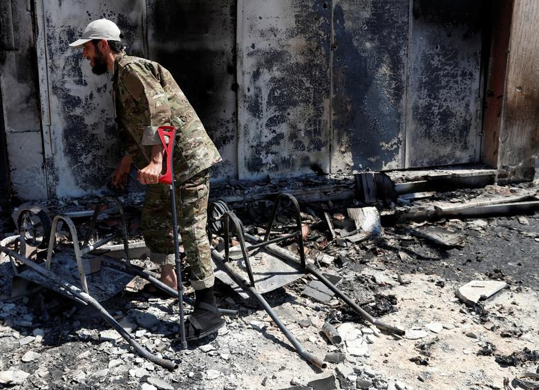 Những hình ảnh cập nhật tình hình chiến sự ở Tripoli tiếp tục được hãng thông tấn Reuters đăng tải. Ảnh: Một chiến binh trung thành với GNA nã đạn cối về phía lực lượng LNA trong cuộc giao tranh ở ngoại ô Tripoli ngày 25/5.