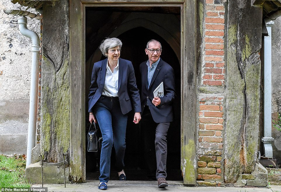 Có thể thấy, Thủ tướng Theresa May xuất hiện trong tâm trạng khá thoải mái khi tới nhà thờ, dường như bà không còn "đặt nặng" về việc sắp phải từ bỏ vai trò người đứng đầu chính phủ Anh. Ảnh: Daily Mail.