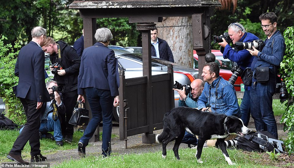 Vợ chồng bà May rời khỏi nhà thờ sau khi tham dự buổi lễ. Ảnh: Daily Mail.