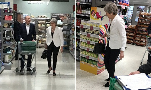 Những người có mặt trong siêu thị cho hay, bà May trông khá thoải mái và giản dị. Việc đi mua sắm có thể là cách bà May giải tỏa tâm trạng sau tuyên bố từ chức trước đó. Mua sắm xong, vợ chồng bà May lên xe trở về nhà. Ảnh: Daily Mail.