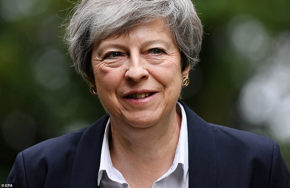 Nữ Thủ tướng Anh Theresa May cười tươi khi tới nhà thờ. Ảnh: EPA.