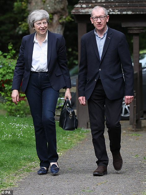 Sáng 26/5, bà May cùng chồng, ông Philip, đã đến nhà thờ St Andrews ở Sonning, Berkshire. Ảnh: PA.