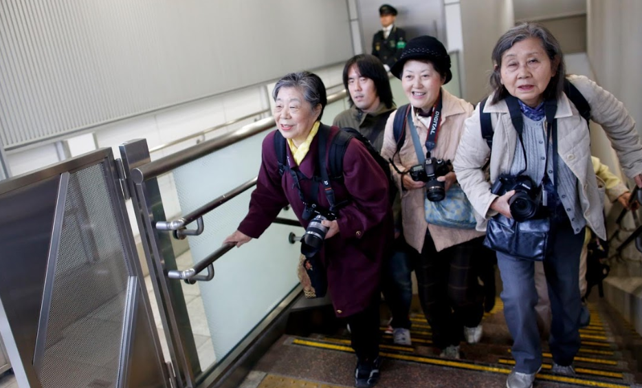 Kinh ngac cu ba 80 la fan “cuong” Hoang gia Nhat Ban-Hinh-8