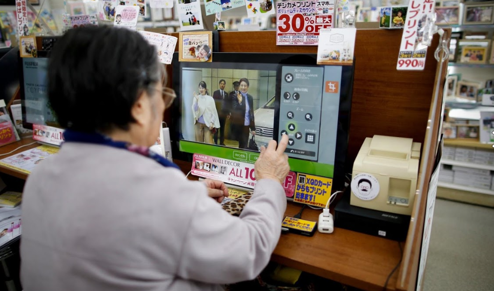 Kinh ngac cu ba 80 la fan “cuong” Hoang gia Nhat Ban-Hinh-10