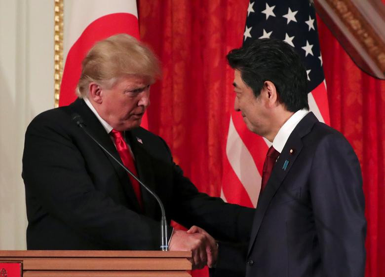 Cùng ngày, Tổng thống Trump đã có cuộc hội đàm với Thủ tướng Nhật Shinzo Abe tại cung điện Akasaka ở thủ đô Tokyo và thảo luận về nhiều vấn đề. Ảnh: Ông Trump bắt tay Thủ tướng Abe trong buổi họp báo chung hôm 27/5. Ảnh: Reuters.