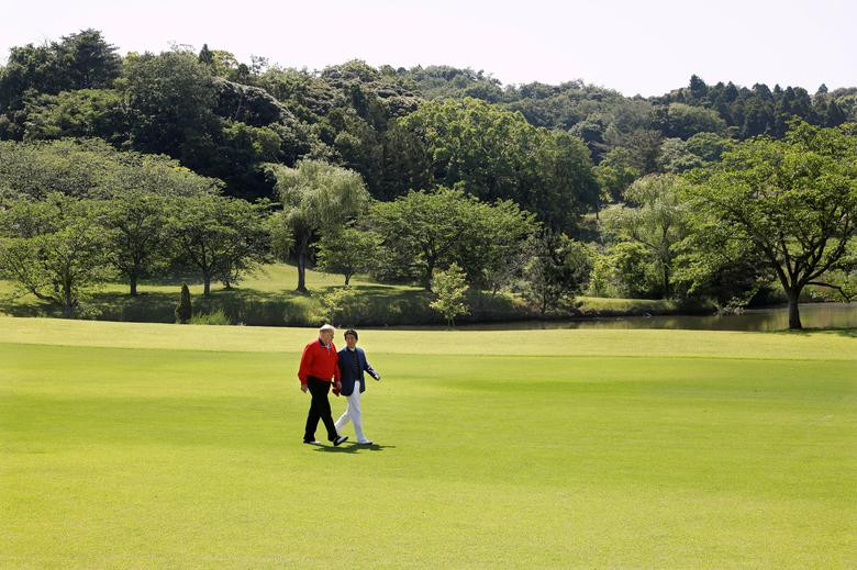 Có thể nói, đấu giao hữu golf đã trở thành hoạt động truyền thống khi hai nhà lãnh đạo này gặp nhau. Ảnh: Reuters.