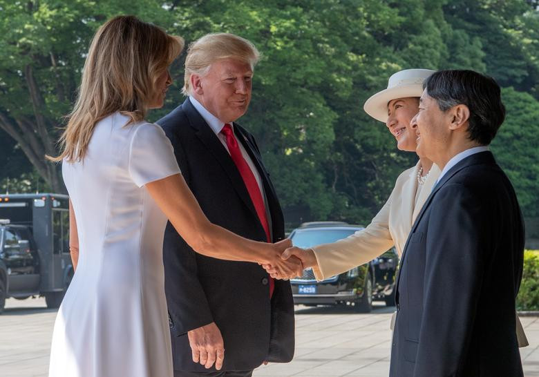 Ngày 27/5, Nhật hoàng Naruhito và Hoàng hậu Masako đã tiếp đón trọng thể Tổng thống Trump và Đệ nhất phu nhân Melania tại Cung điện Hoàng gia ở trung tâm thủ đô Tokyo. Ông Trump trở thành lãnh đạo nước ngoài đầu tiên gặp tân Nhật hoàng Naruhito. Ảnh: Reuters.