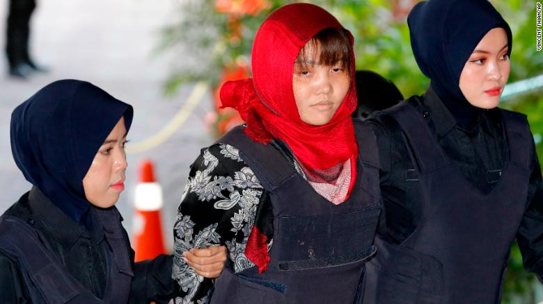 Ngày 1/3/2017: Tại tòa án huyện Sepang, bang Selangor, Đoàn Thị Hương cùng nghi phạm người Indonesia, Siti Aisyah, bị cáo buộc tội mưu sát theo Điều 302 của Luật hình sự Malaysia và đối diện mức án tử hình. Theo luật sư bào chữa Selvam Shanmugam, Đoàn Thị Hương khi đó vẫn bình tĩnh và khẳng định mình vô tội sau khi nghe lời buộc tội. Ảnh: CNN.