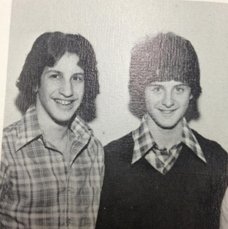 Thoạt nhìn, bạn có thể nói rằng đây rõ ràng là bức ảnh chụp diễn viên Andy Samberg và Daniel Radcliffe vào thập niên 1970.