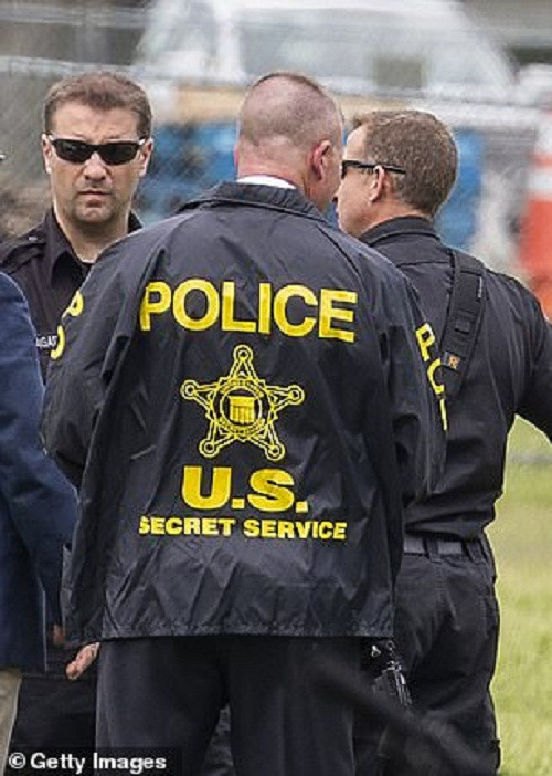 Cảnh sát Mỹ có mặt tại hiện trường nơi người đàn ông vừa châm lửa tự thiêu.