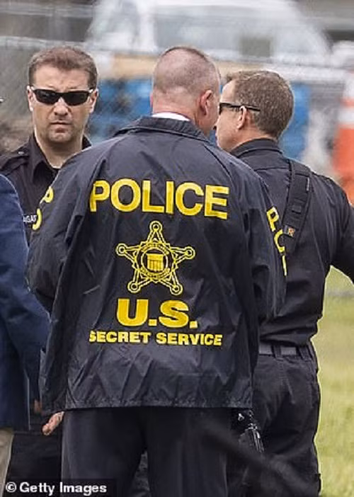 Cảnh sát Mỹ có mặt tại hiện trường nơi người đàn ông vừa châm lửa tự thiêu.