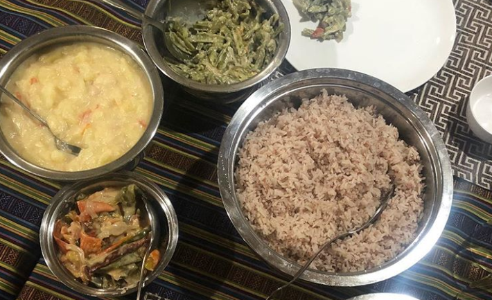 Đa số người dân Bhutan theo Phật giáo và Hiến pháp Bhutan quy định Phật giáo là quốc giáo. Chính vì vậy, ăn chay rất phổ biến ở quốc gia này. Gạo và ngô là những loại thực phẩm chính trong nước.