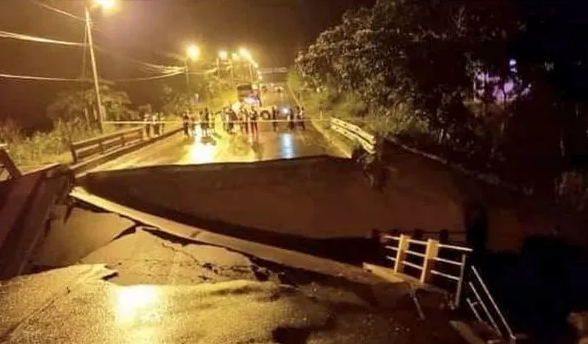 Nhiều con đường bị sạt lở. Ngoài ra, một số trường học, bệnh viện và nhà thờ cũng bị hư hại. Ảnh: Twitter.