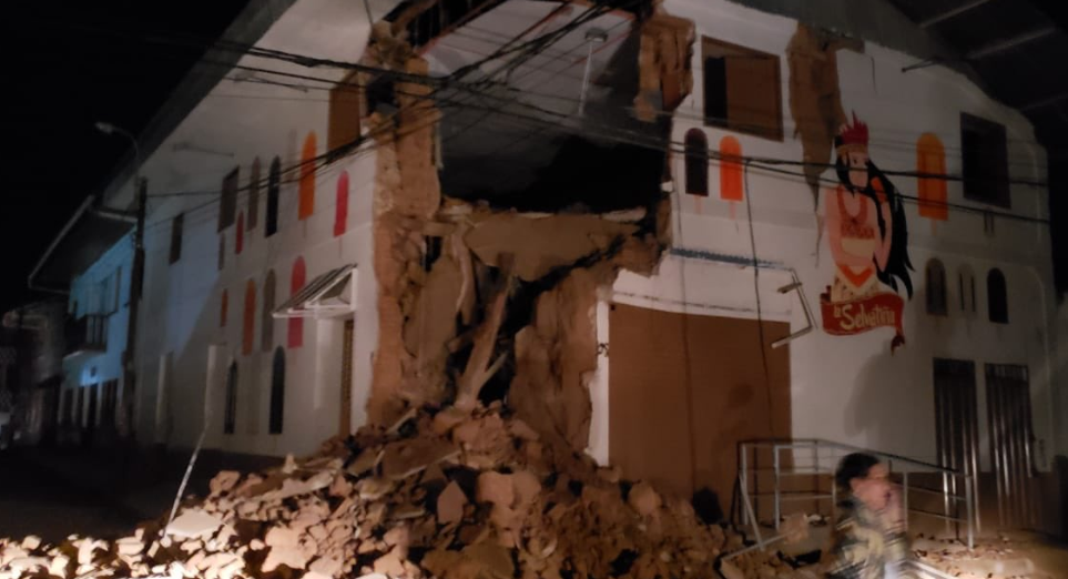 Tại Yurimaguas, một số ngôi nhà cổ bị đổ sập. Nhiều thành phố khác ở nước này cũng rơi vào tình trạng mất điện. Ảnh: Twitter.