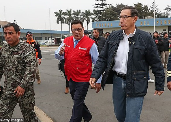 Tổng thống Peru Martín Vizcarra (phải) cho biết các nhà chức trách đang đánh giá thiệt hại tại những khu vực bị ảnh hưởng, đồng thời kêu gọi người dân bình tĩnh. Ông nói thêm, cơn địa chấn này là trận động đất mạnh nhất xảy ra tại Peru kể từ năm 2007. Ảnh: Getty.