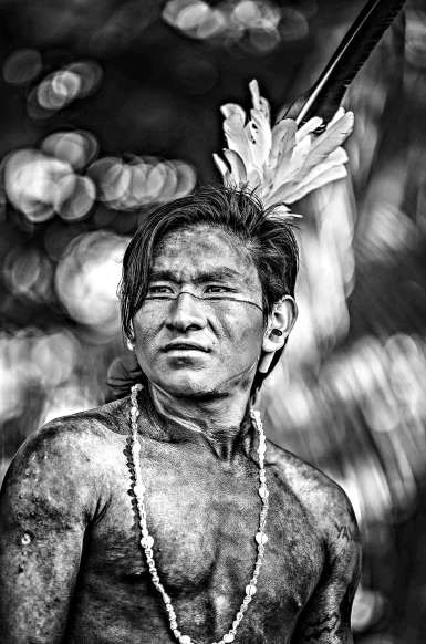 Chân dung một thành viên trong bộ tộc Yawanawá ở làng Mutum, Acre dưới ống kính của nhiếp ảnh gia Stuckert. Stuckert bắt đầu chụp ảnh các thổ dân ở Brazil kể từ năm 1996 khi ông ghé thăm bộ tộc Yanomami.