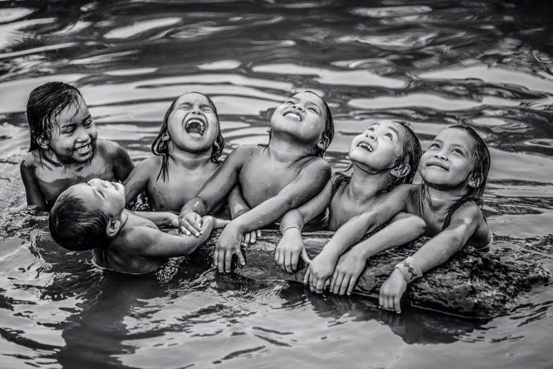 Những đứa trẻ Kaxinawá hồn nhiên chơi đùa trên sông Jordão ở Acre.