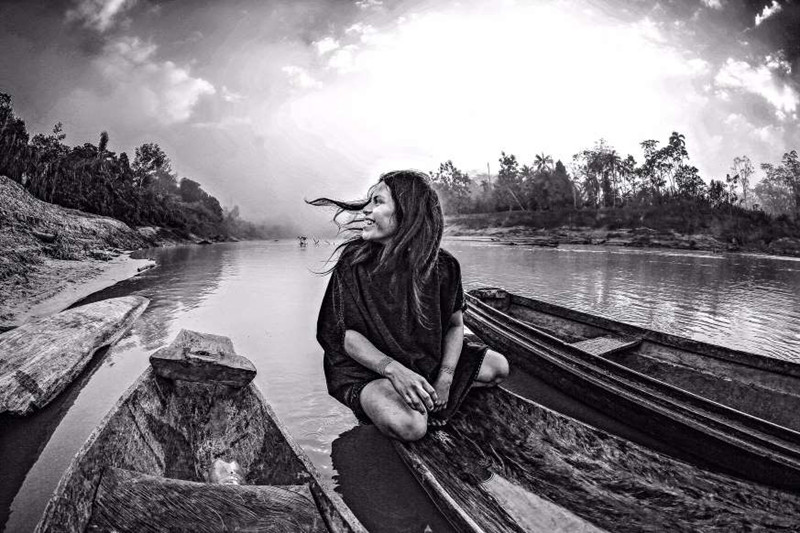 Cô gái thổ dân Asháninka mỉm cưới rạng rỡ trên sông Amônia ở Acre.