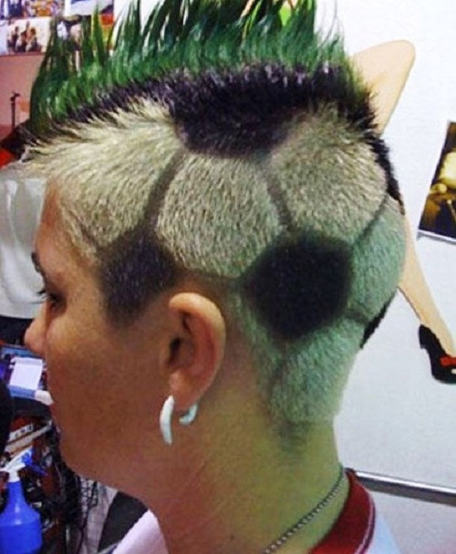 Thanh niên yêu bóng đá nên để kiểu tóc hình trái bóng. Ảnh: List25. Mời độc giả xem thêm video: Kỳ lạ ngôi trường chỉ có duy nhất một học sinh ở Trung Quốc (Nguồn: VTC14)