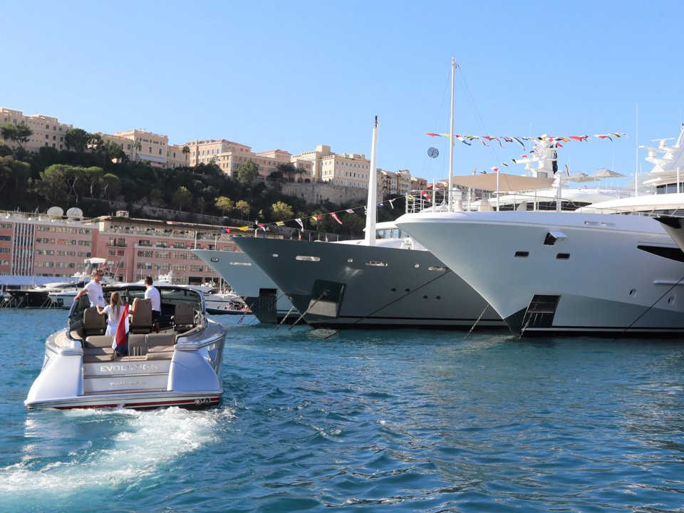 Đây là một trong 4 nước có GDP bình quân đầu người cao hơn 100.000 USD. 3 nước còn lại là Liechtenstein, Luxembourg và Bermuda.