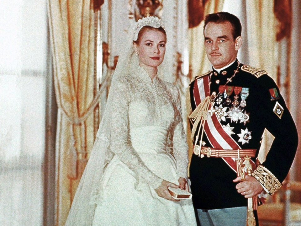 Và phố Avenue Princesse Grace được đặt tên theo Grace Kelly - nữ diễn viên Hollywood người Mỹ đã kết hôn với Thái tử Rainier II và được ban tước hiệu Công nương Monaco. Sau khi kết hôn, bà từ bỏ nghề diễn và tập trung vào các hoạt động từ thiện. Tuy nhiê, bà qua đời trong một vụ tai nạn xe hơi ở Monaco khi mới 52 tuổi.