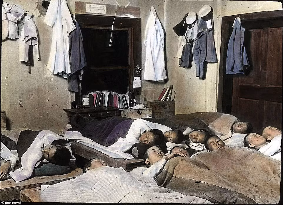 Nhóm nam sinh nằm nghỉ trong một phòng ký túc xá tại Trường trung học Bình Nhưỡng nhiều năm về trước. Hiện nay, Bình Nhưỡng là thủ đô của đất nước Triều Tiên.