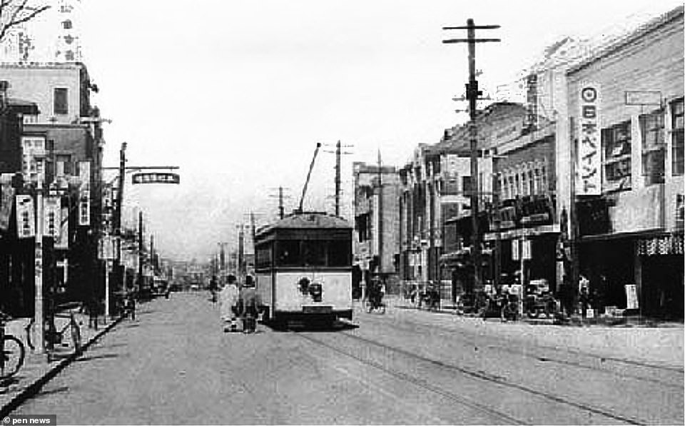 Một chiếc xe điện chạy trên phố Yamatomachi ở Sosong, Bình Nhưỡng, vào những năm 1920.