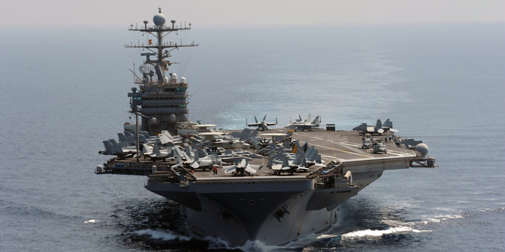 Đầu tháng 5/2019, Mỹ đã quyết định triển khai nhóm tác chiến tàu sân bay USS Abraham Lincoln, một phi đội oanh tạc cơ B-52, tàu vận tải đổ bộ USS Arlington và một tổ hợp phòng không Patriot đến Trung Đông vì tình báo Mỹ phát hiện Iran chuyển tên lửa đạn đạo tầm ngắn lên các tàu chiến ở vịnh Ba Tư. Ảnh: Reuters.