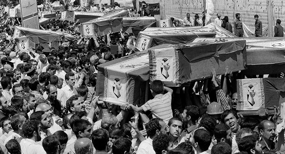 Vào tháng 8/1987, Mỹ tham gia vào hàng loạt các cuộc đối đầu với lực lượng Iran. Ngày 3/7/1988, tàu Hải quân Mỹ Vincennes đã bắn nhầm máy bay của Iran bay trên vùng Vịnh, khiến toàn bộ 290 người trên máy bay thiệt mạng. Ảnh: Tang lễ của những nạn nhân xấu số trên chuyến bay của Iran Air gặp nạn năm 1988. Ảnh: AP.