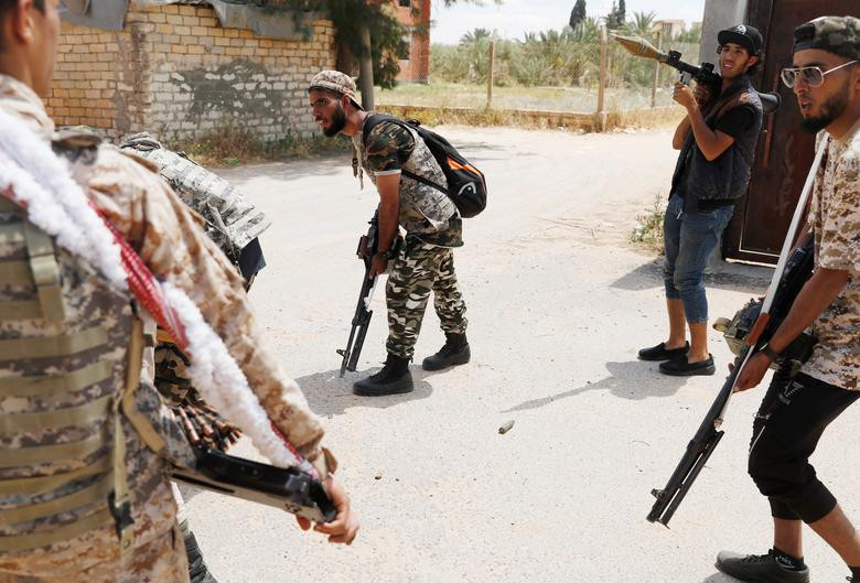 Trong bối cảnh các cuộc giao tranh tiếp diễn tại Libya, quốc tế kêu gọi các bên đối thoại và đàm phán để giải quyết cuộc khủng hoảng hiện nay.