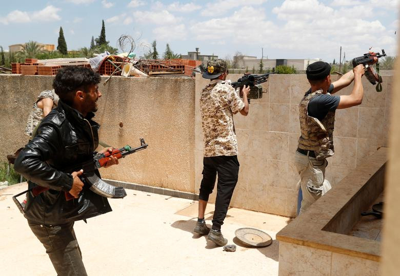 Lực lượng ủng hộ Thủ tướng Fayez Al-Sarraj trong cuộc đấu súng với các chiến binh trung thành với Tướng Khalifa Haftar ở Tripoli ngày 15/5.