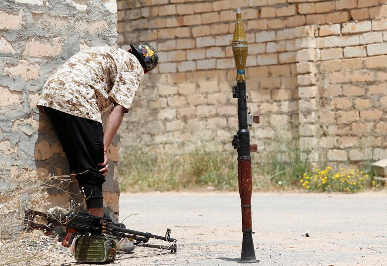 Một chiến binh trung thành với Chính phủ Libya được quốc tế công nhận nhìn về phía căn cứ của lực lượng ủng hộ Tướng Khalifa ở ngoại ô Tripoli ngày 15/5.