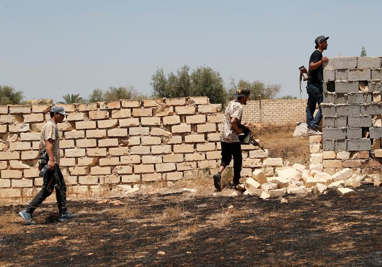 Theo hãng thông tấn Reuters, Tổng thống Pháp Emmanuel Macron sẽ có cuộc gặp với Tướng Khalifa Haftar vào giữa tuần tới. Trước đó, ông cũng đã gặp Thủ tướng Libya Fayez Al Sarraj.