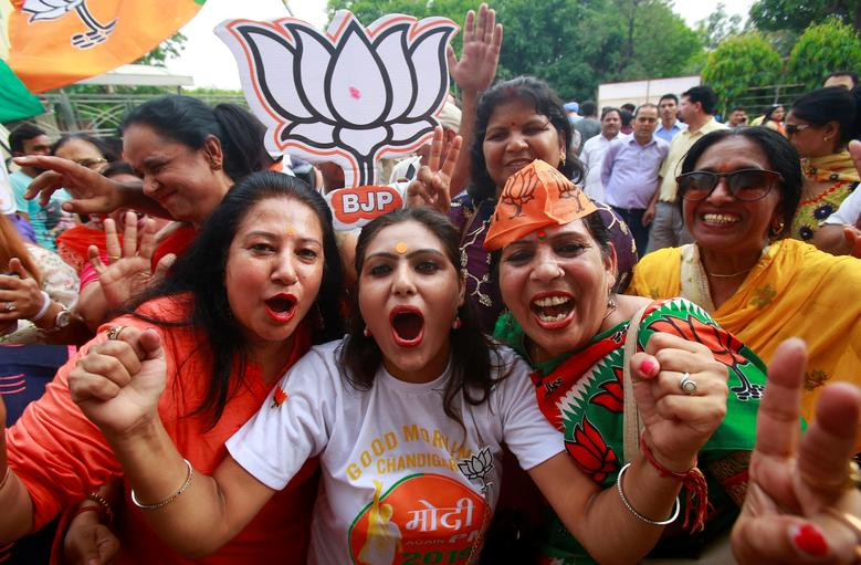 Những người ủng hộ Đảng BJP ăn mừng trên đường phố Chandigarh.