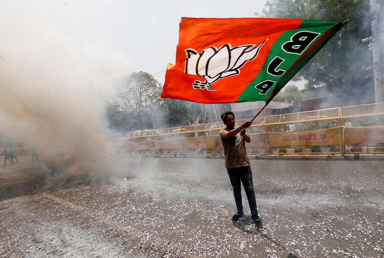 Đông đảo người dân Ấn Độ ủng hộ Thủ tướng Modi và đảng BJP đã đổ ra đường phố ăn mừng sau khi biết kết quả bầu cử ban đầu.