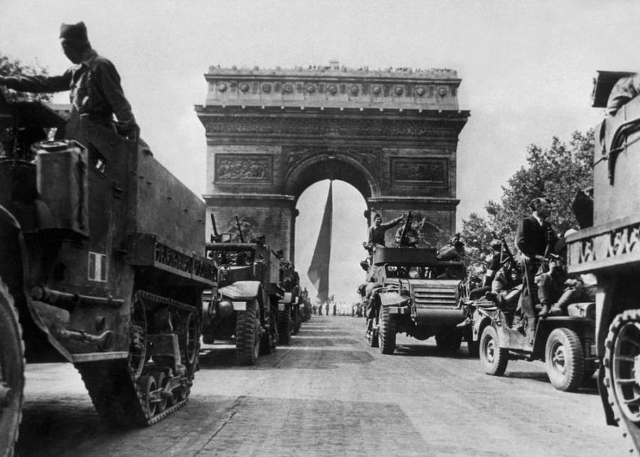 Tướng Pháp Charles De Gaulle đã tổ chức lễ diễu binh chiến thắng ở thủ đô Paris trong sự kiện lịch sử này.