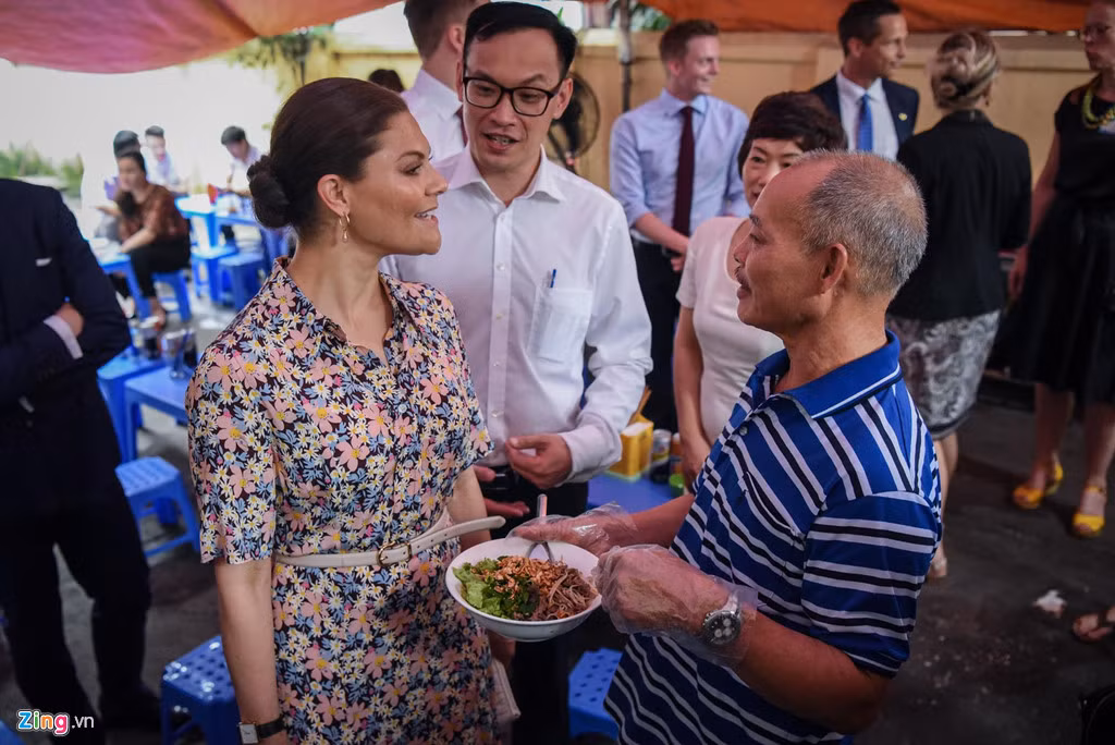 Công chúa Thuỵ Điển nghe ông Cường giới thiệu cách nấu món bún bò Nam Bộ.