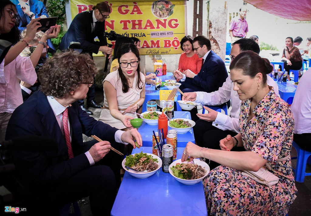 Công chúa Thuỵ Điển thêm nhiều gia vị vào món ăn như tương ớt và chanh. Công chúa cũng rất khéo léo trong việc sử dụng đũa để thưởng thức món bún bò Nam Bộ.