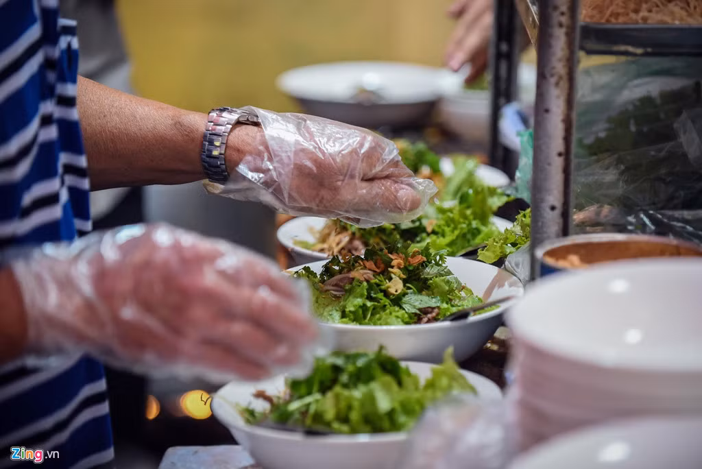 Theo ông Cường, bún bò Nam Bộ là món ăn được kết hợp giữa thịt bò xào mềm và béo, hành phi, các loại rau gia vị như húng, xà lách, kinh giới và đặc biệt là nước mắm được pha chế theo công thức riêng.
